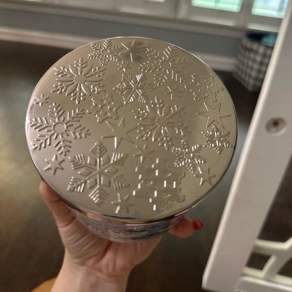 Bath & Body Works Frosted Coconut Snowball 3-Wick Candle - Picture 4 of 5